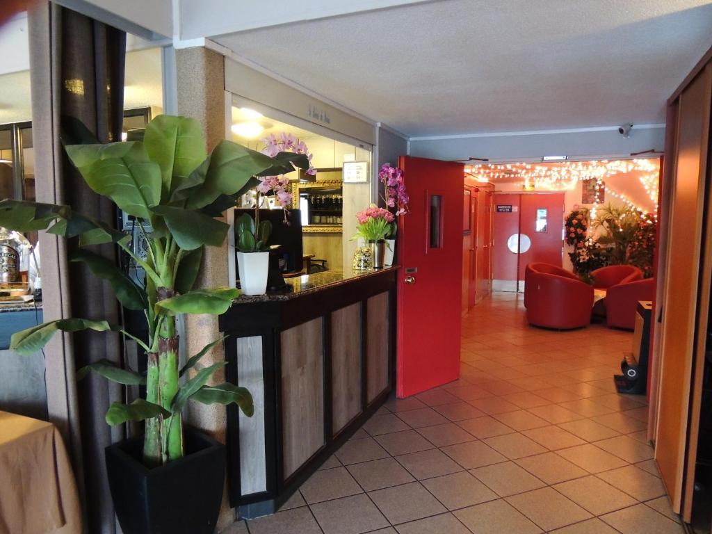 Logis Hotel - Le Relais Du Parisis Villeparisis Exteriör bild